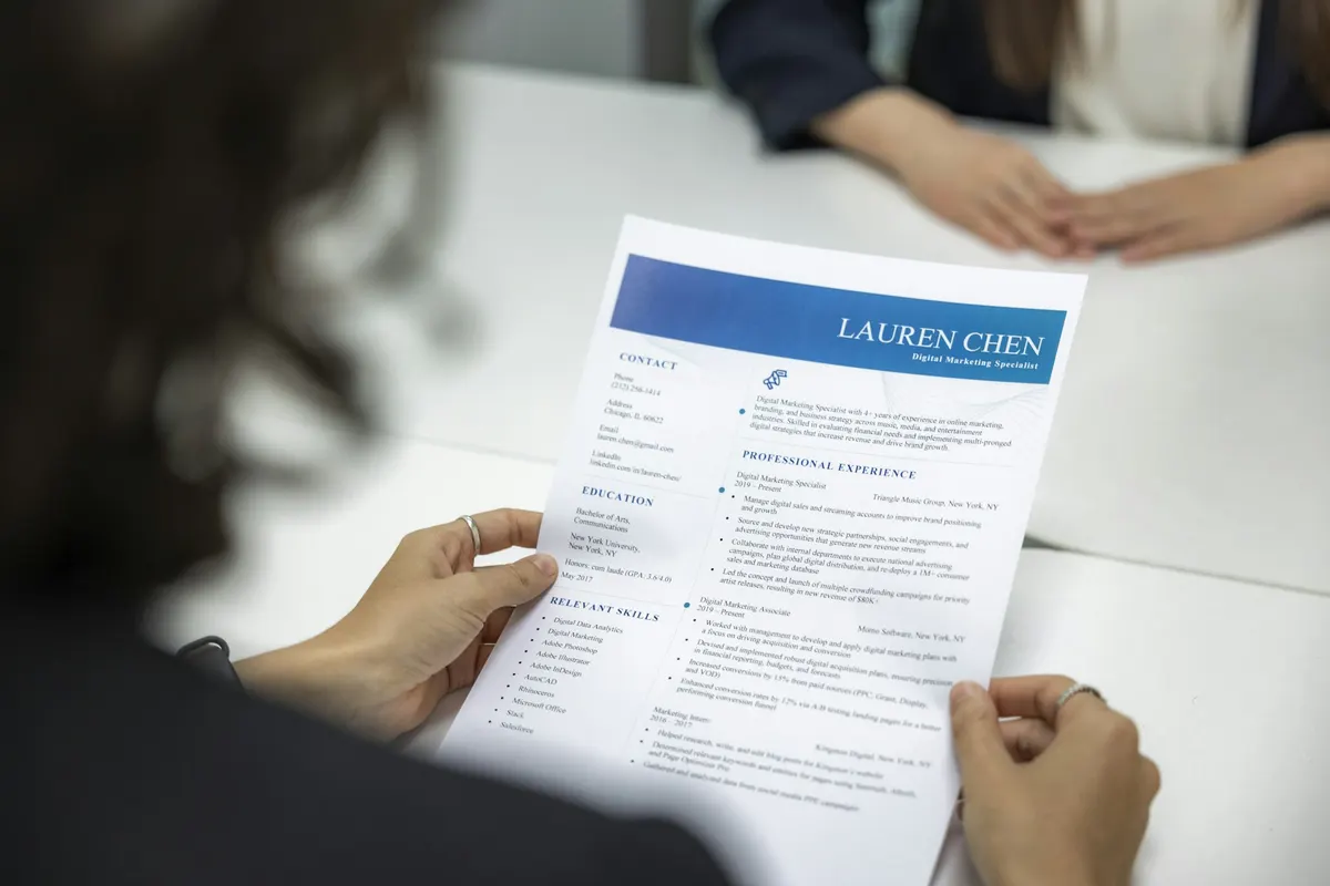 Persona revisando un currículum durante una entrevista de trabajo