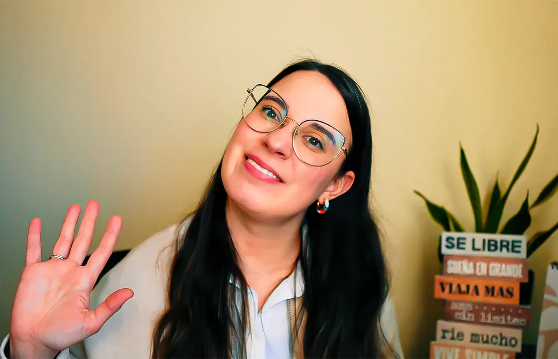 Micaela Araujo Magni saludando al inicio de una videollamada